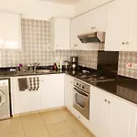 2-bed Sleeps 6 Pool 10min To