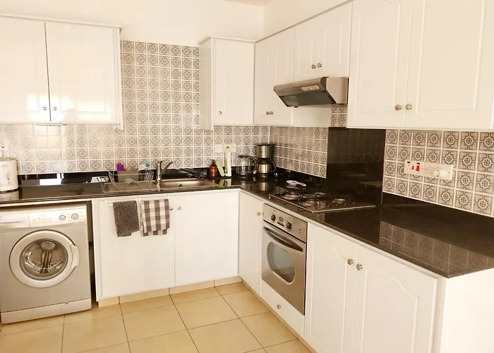 2-bed Sleeps 6 Pool 10min To