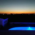 2-bed Sleeps 6 Pool 10min To *