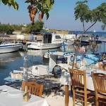2-bed Sleeps 6 Pool 10min To *