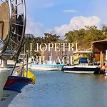 2-bed Sleeps 6 Pool 10min To דירה *