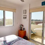 2-bed Sleeps 6 Pool 10min To דירה *