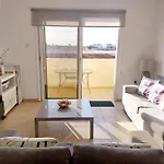 2-bed Sleeps 6 Pool 10min To דירה *