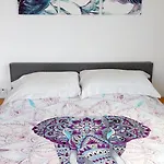 2-bed Sleeps 6 Pool 10min To