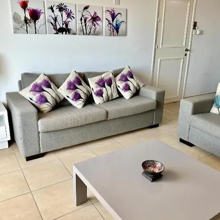 2-bed Sleeps 6 Pool 10min To شقة