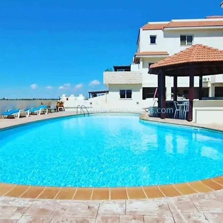 2-bed Sleeps 6 Pool 10min To *