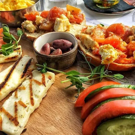 2-bed Sleeps 6 Pool 10min To شقة