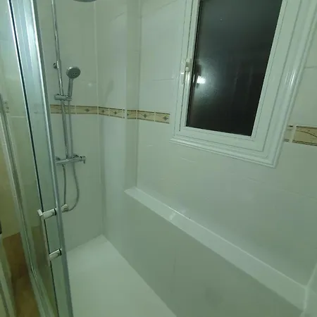 شقة 2-bed Sleeps 6 Pool 10min To *