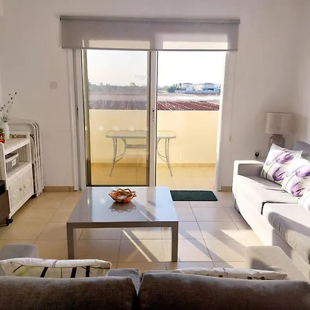 2-bed Sleeps 6 Pool 10min To דירה *