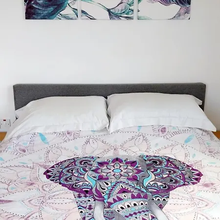 2-bed Sleeps 6 Pool 10min To