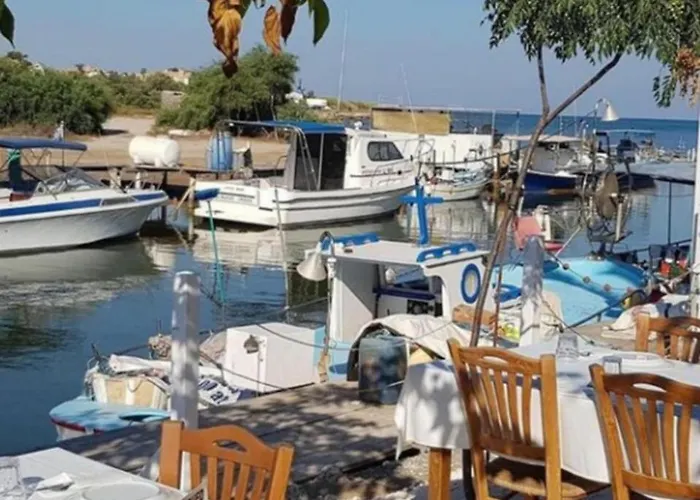 2-bed Sleeps 6 Pool 10min To *